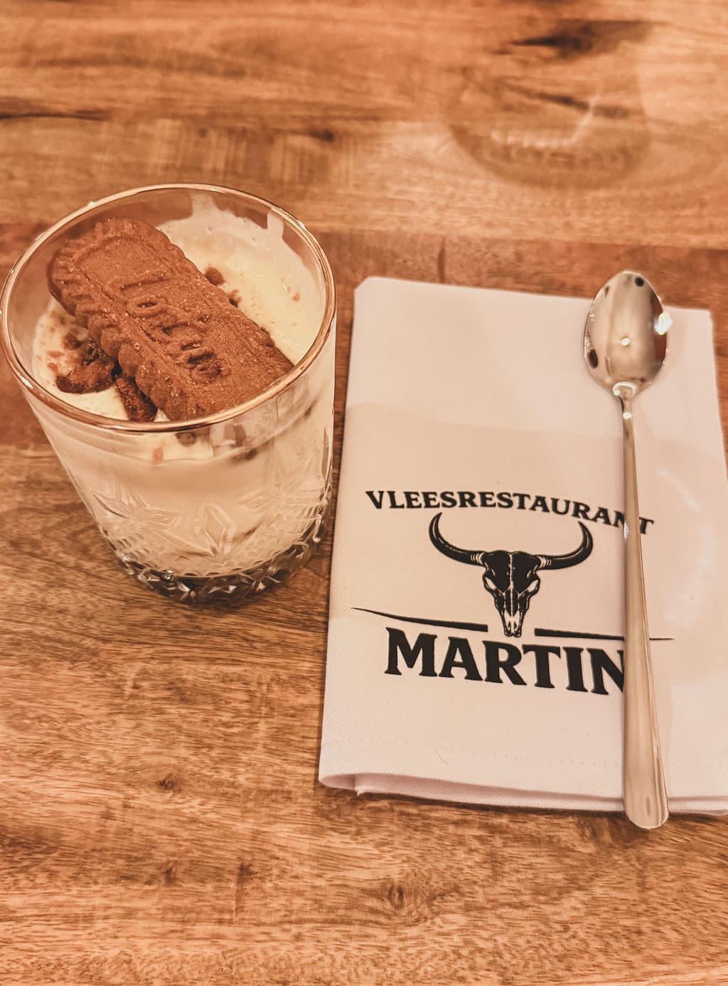 Huisbereid speculoos-dessert geserveerd aan tafel met het servet van Vleesrestaurant Martin