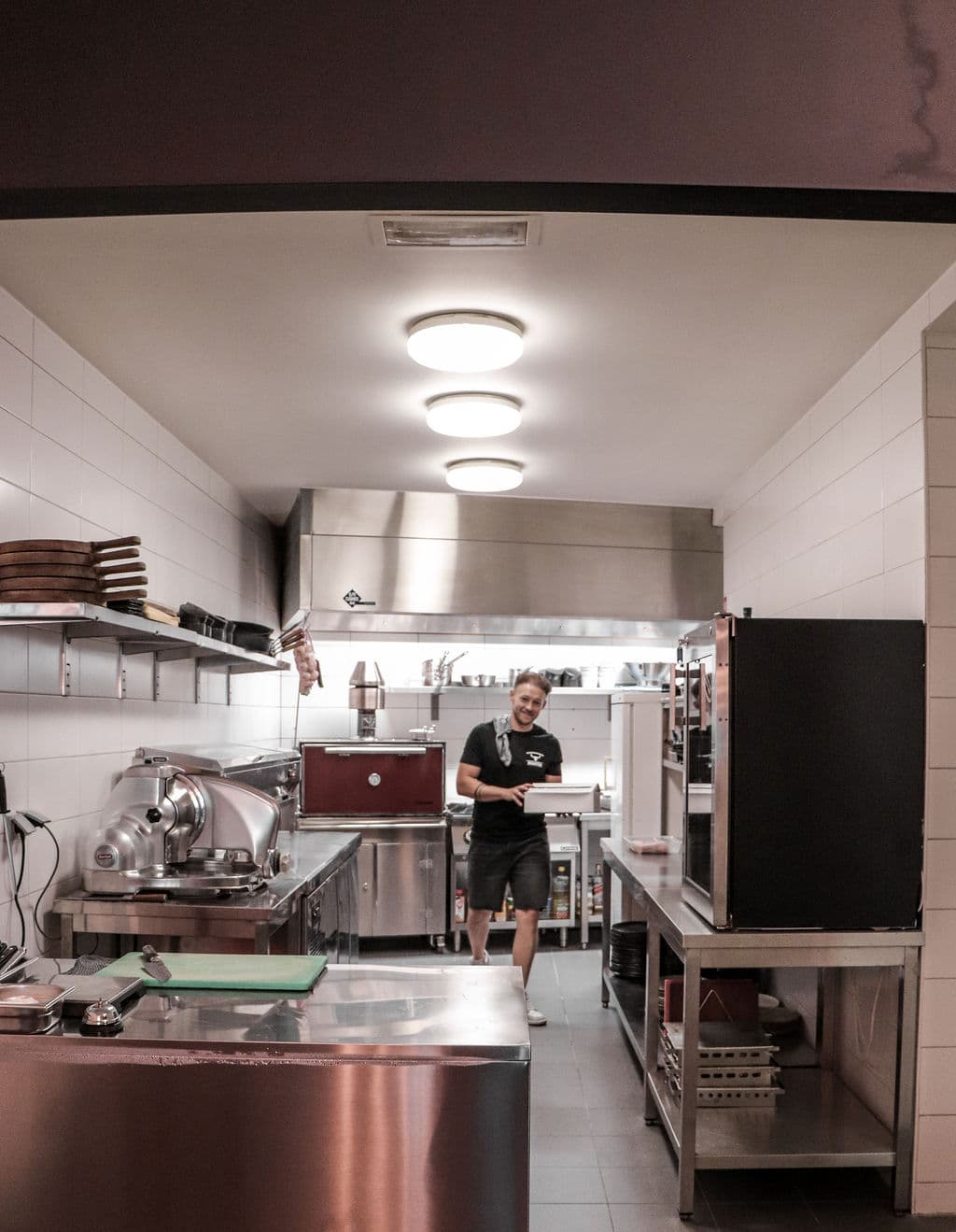 Chef Zinio aan het werk in de open keuken met de Josper grill