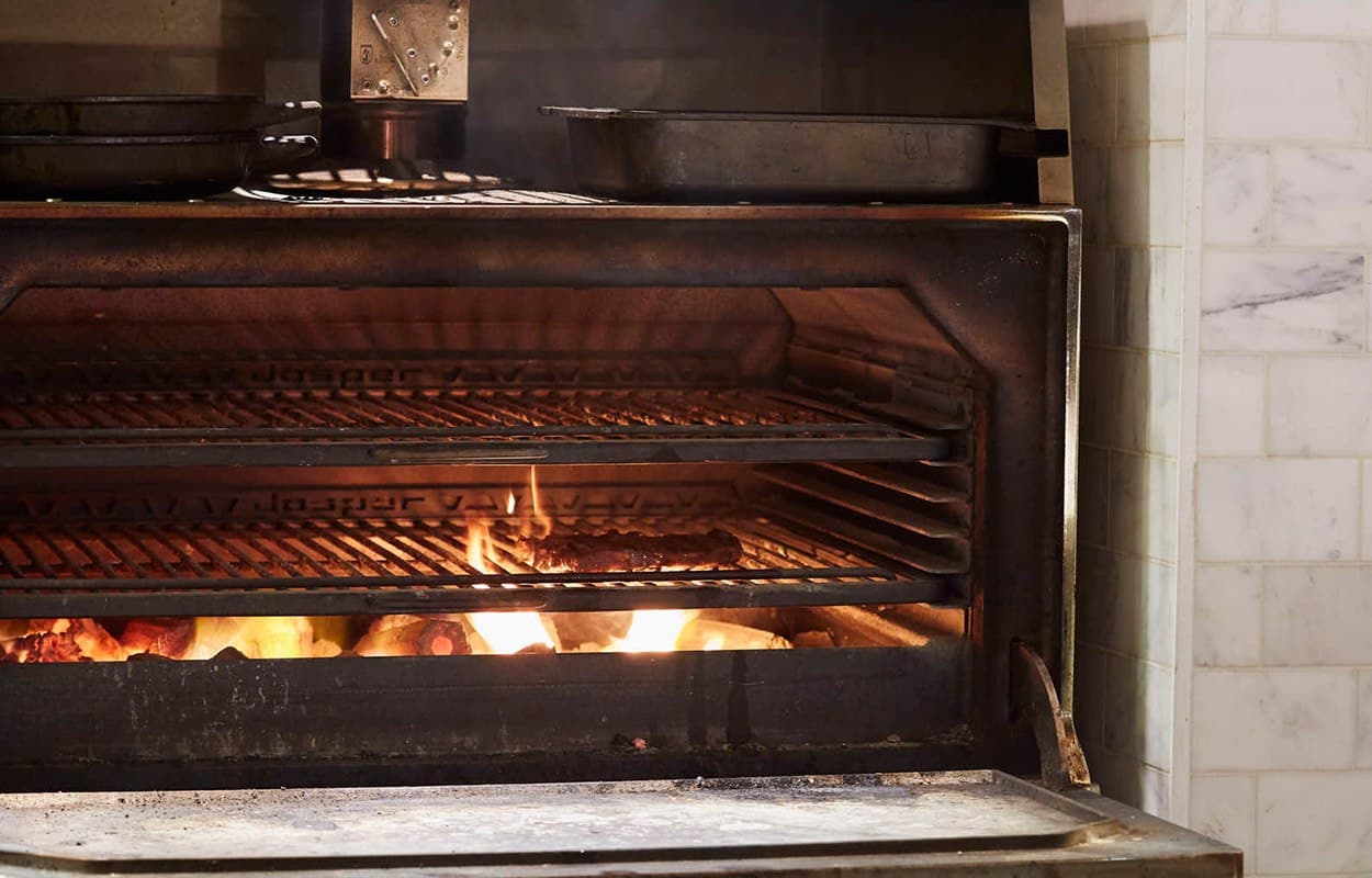 Josper oven en houtskoolvuur in de open keuken van Vleesrestaurant Martin