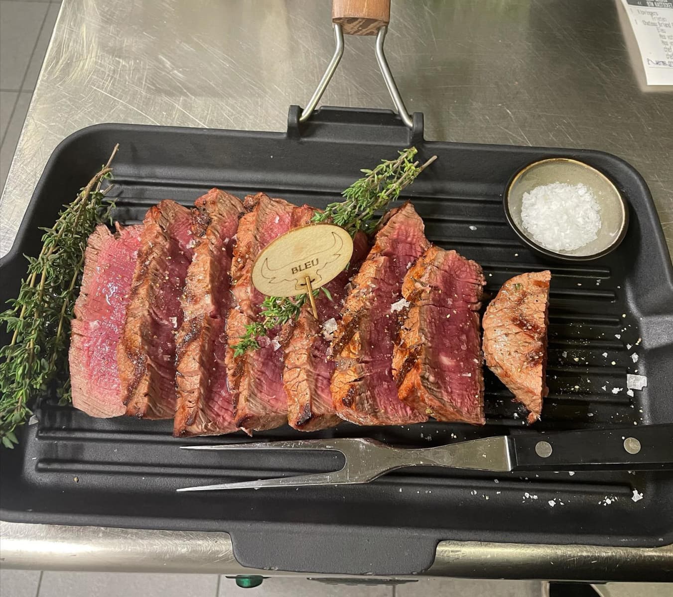 Sfeervolle setting van Vleesrestaurant Martin met warm restaurantinterieur