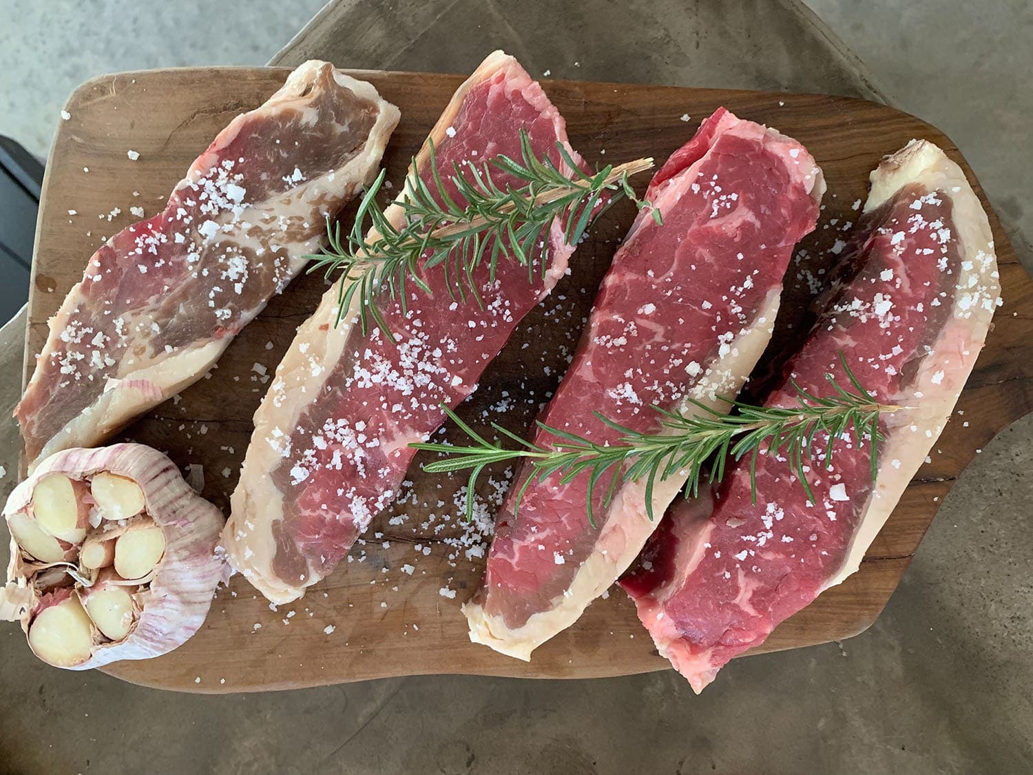 Selectie van rauwe steaks klaar voor de grill