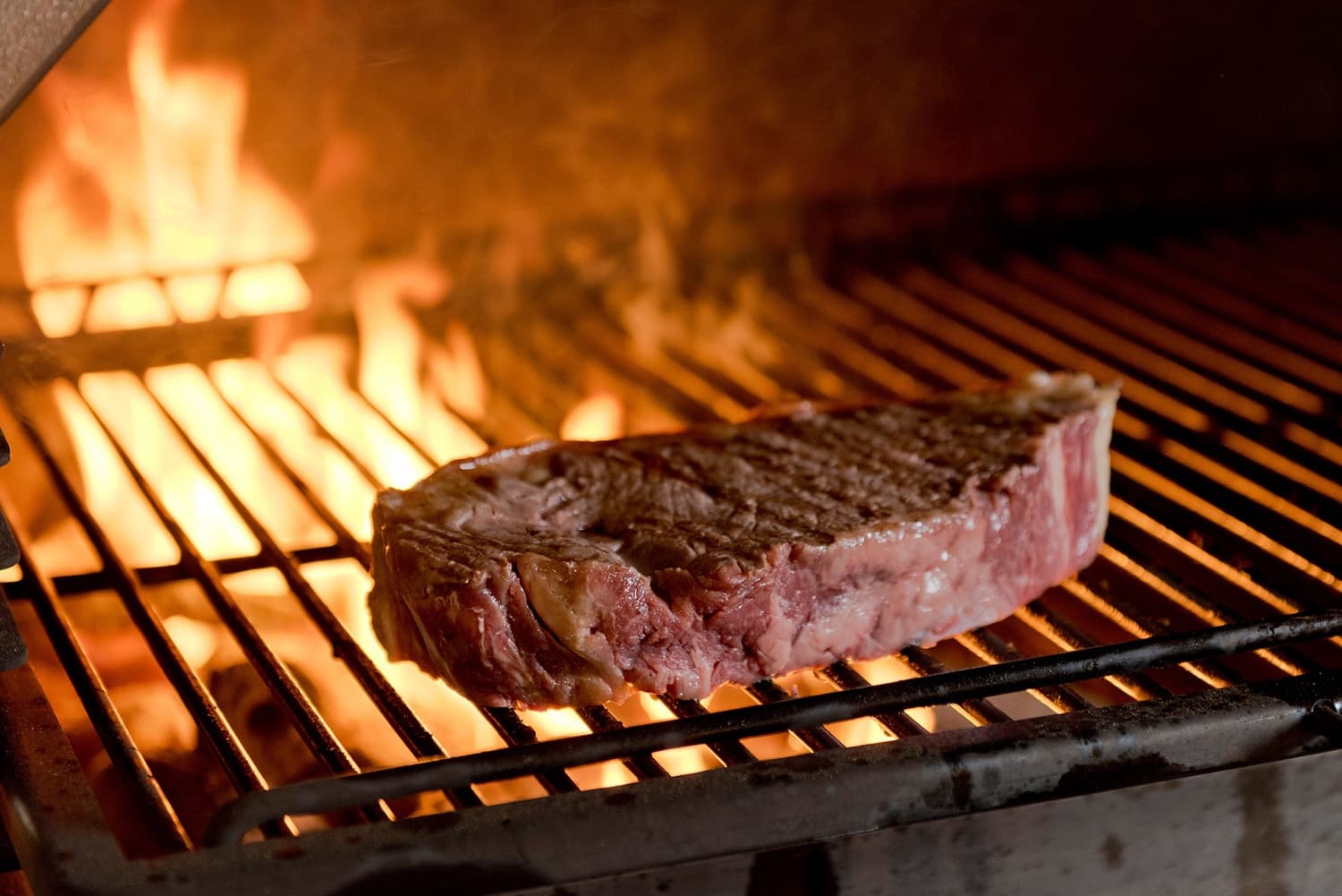 Gegrilde steak met de kenmerkende Josper-afwerking